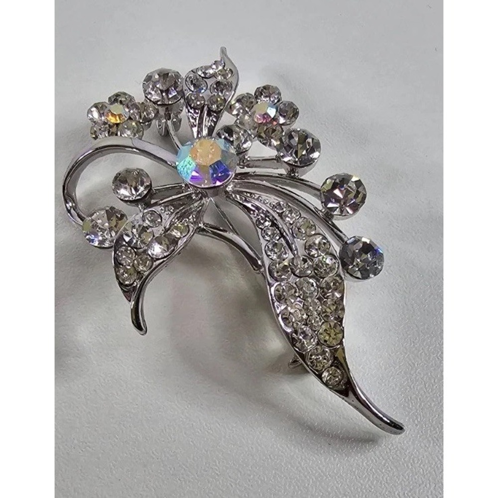 ZYN Silver Tone‎ Rhinestone Floral Brooch Pin Sparkling Crystal Flower